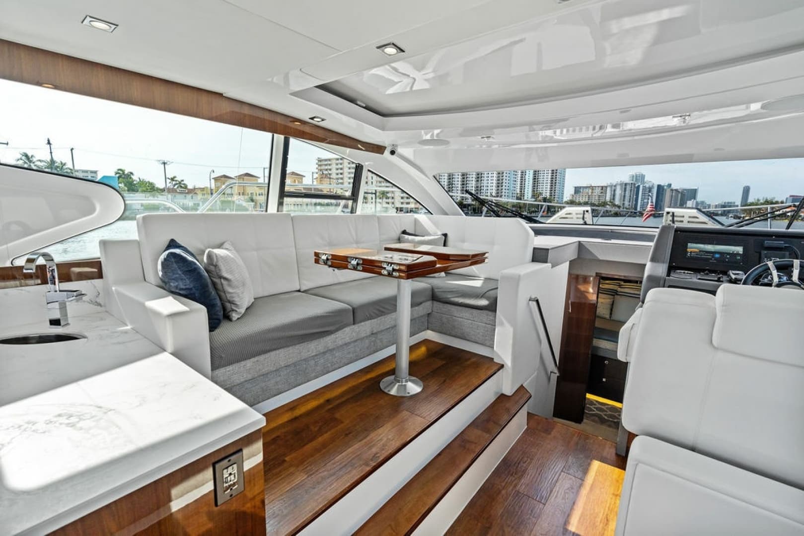 2022 Cruisers Yachts 46 CANTIUS