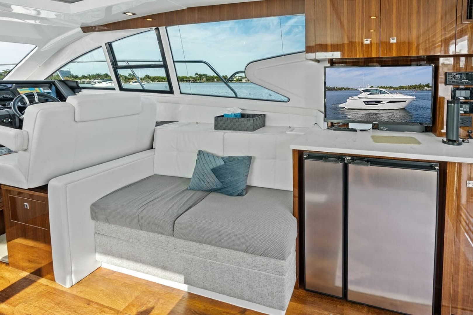2022 Cruisers Yachts 46 CANTIUS