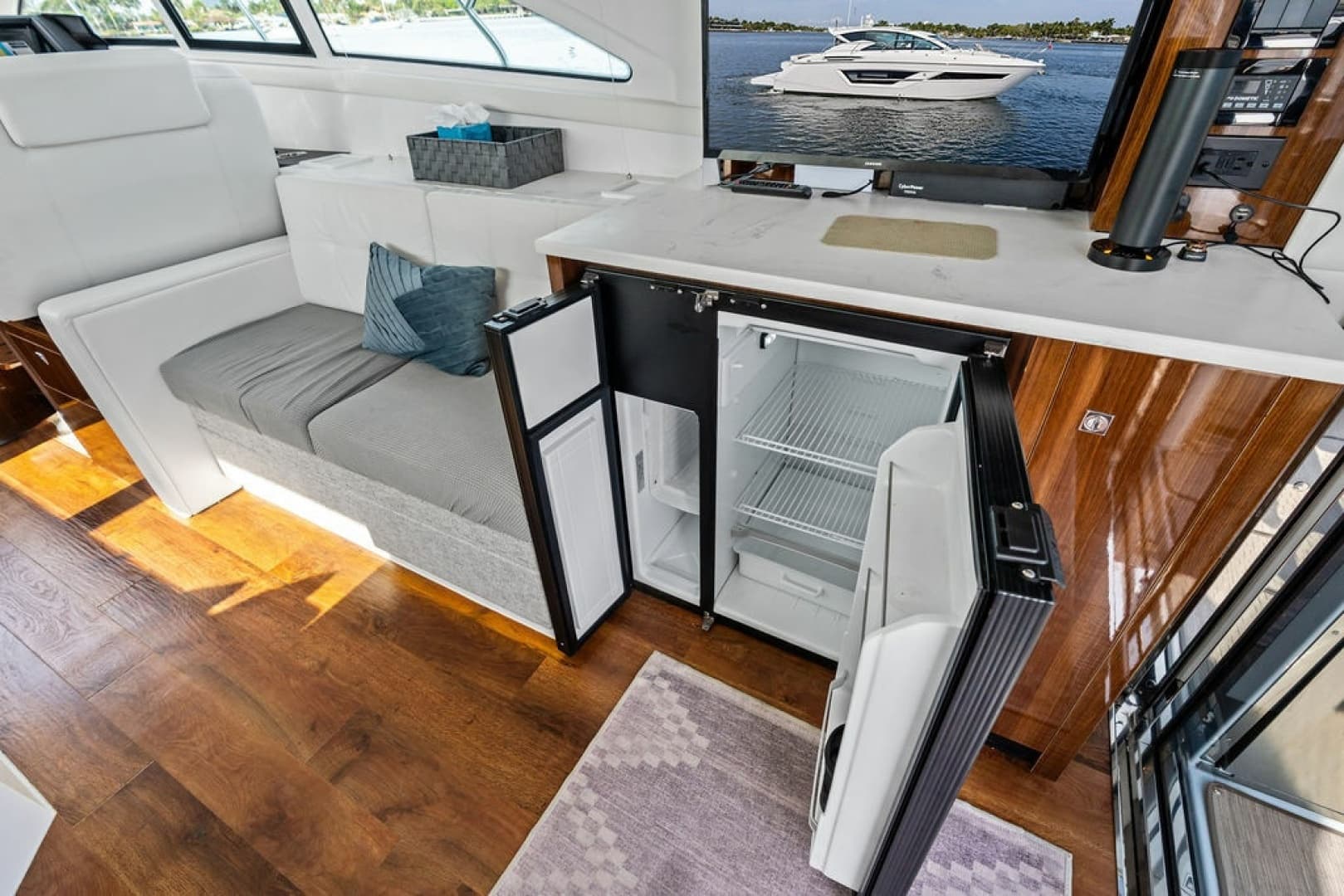 2022 Cruisers Yachts 46 CANTIUS