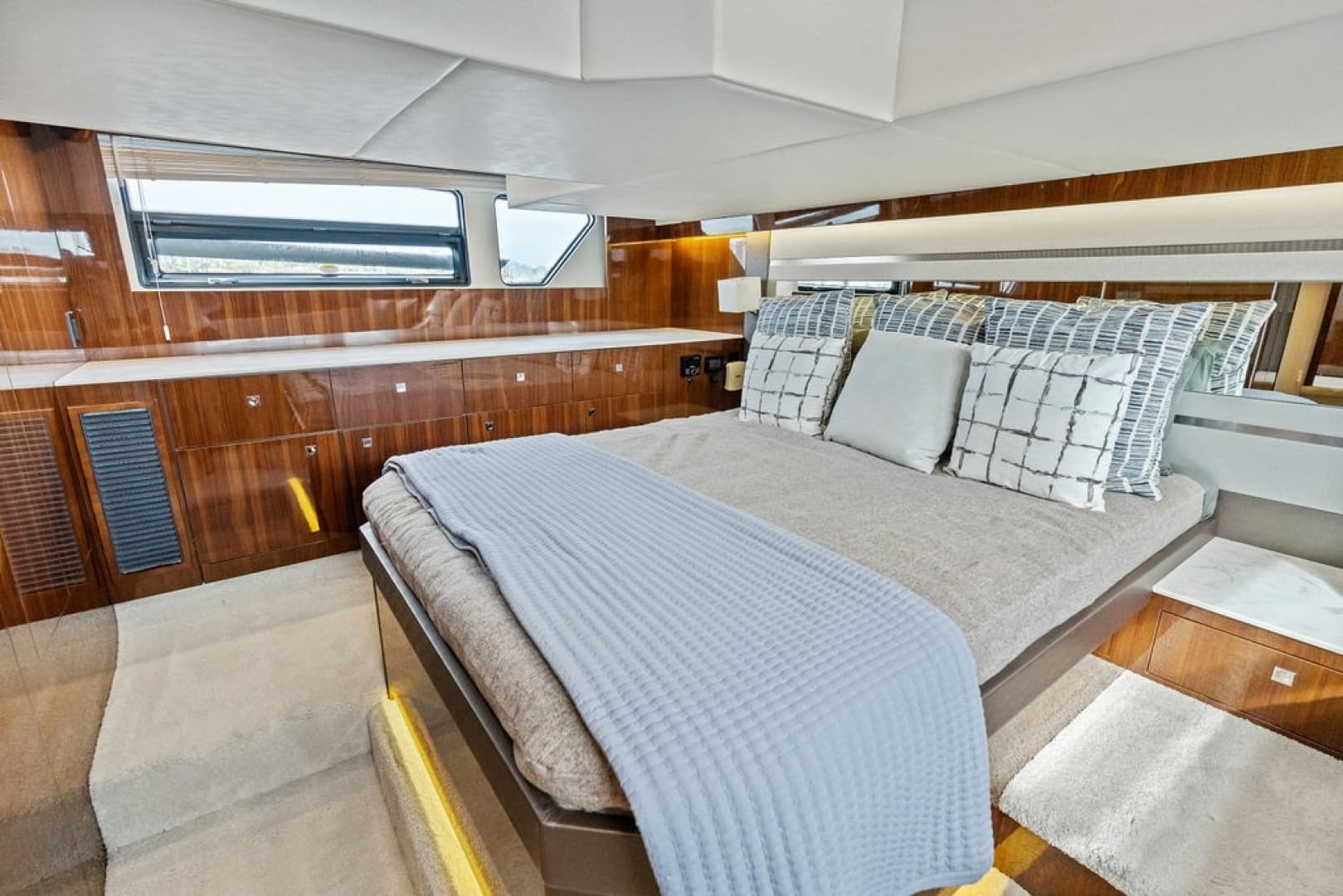 2022 Cruisers Yachts 46 CANTIUS