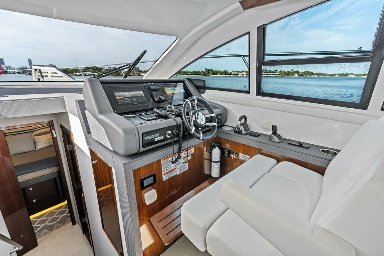 2022 Cruisers Yachts 46 CANTIUS