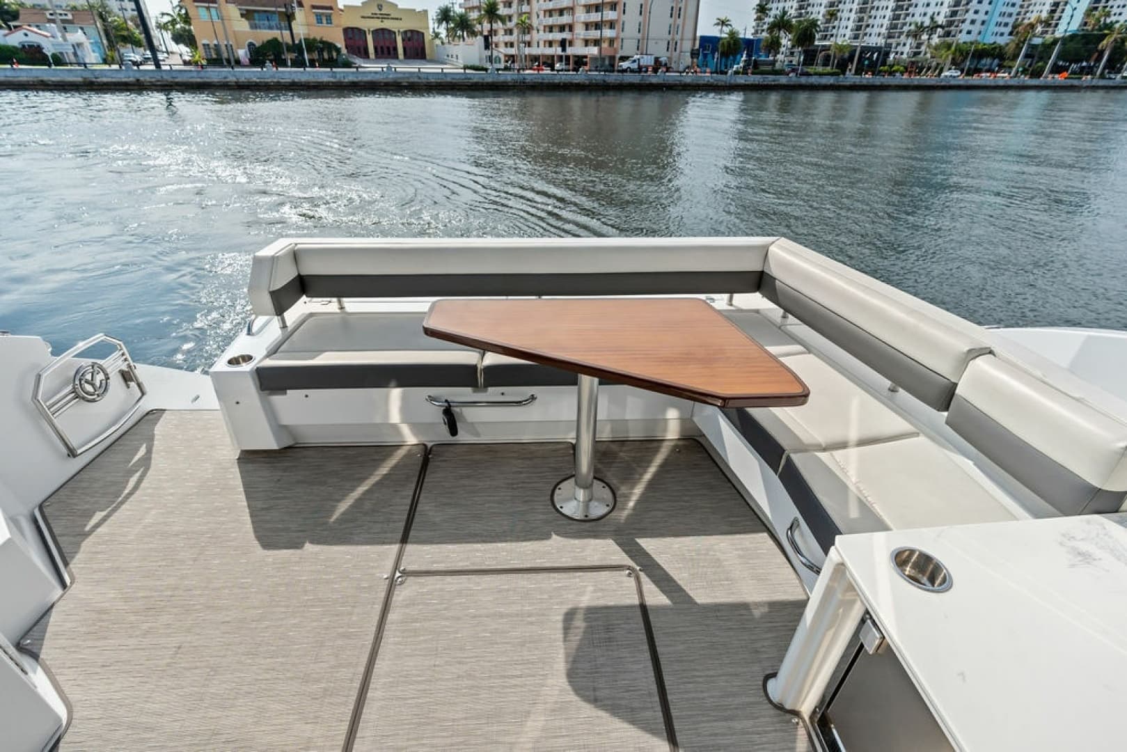 2022 Cruisers Yachts 46 CANTIUS