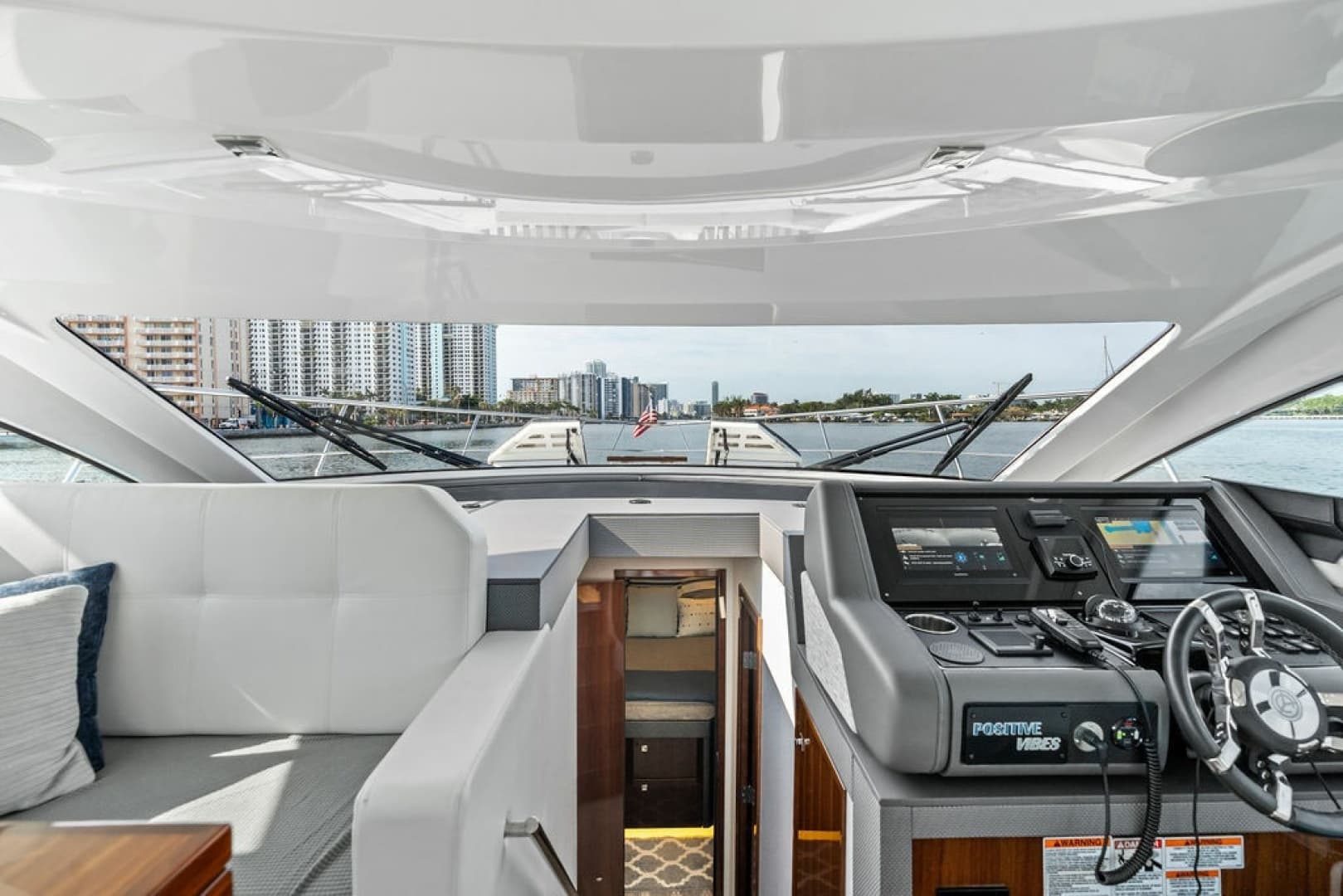 2022 Cruisers Yachts 46 CANTIUS