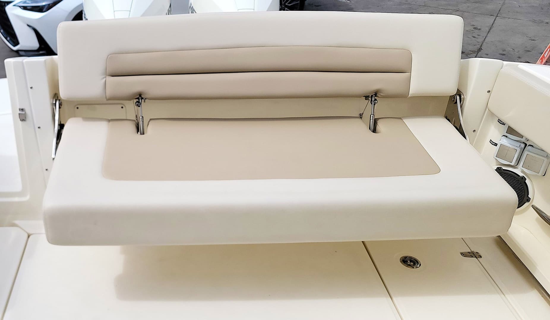 2022 Boston Whaler 320 Vantage
