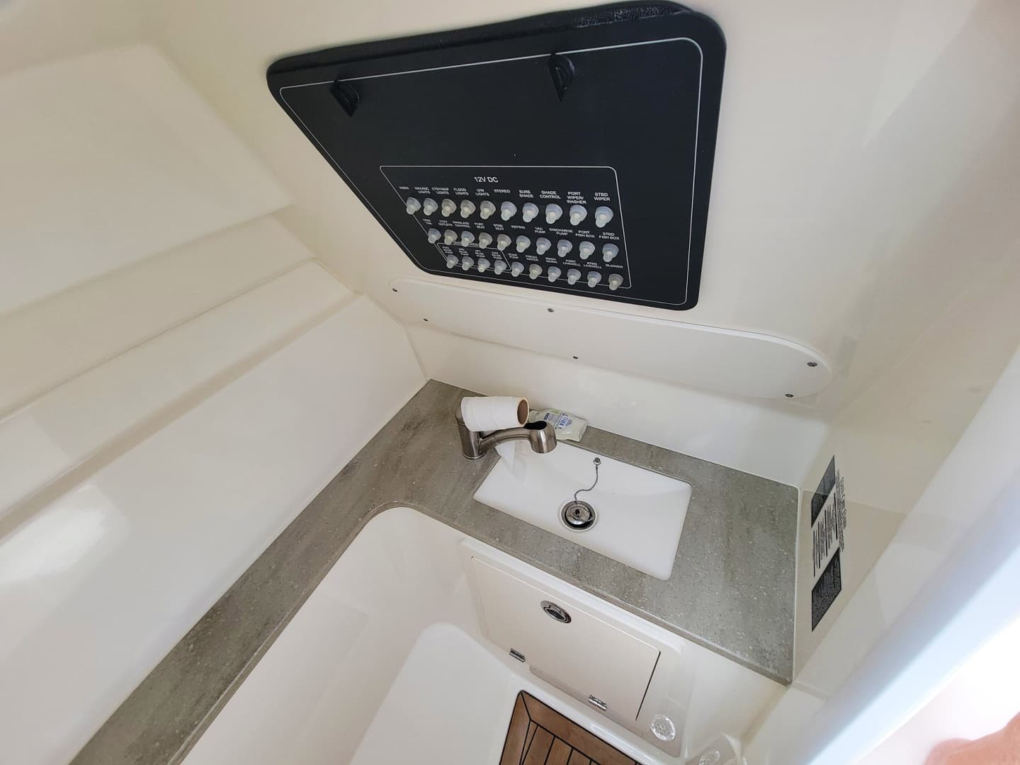 2022 Boston Whaler 320 Vantage