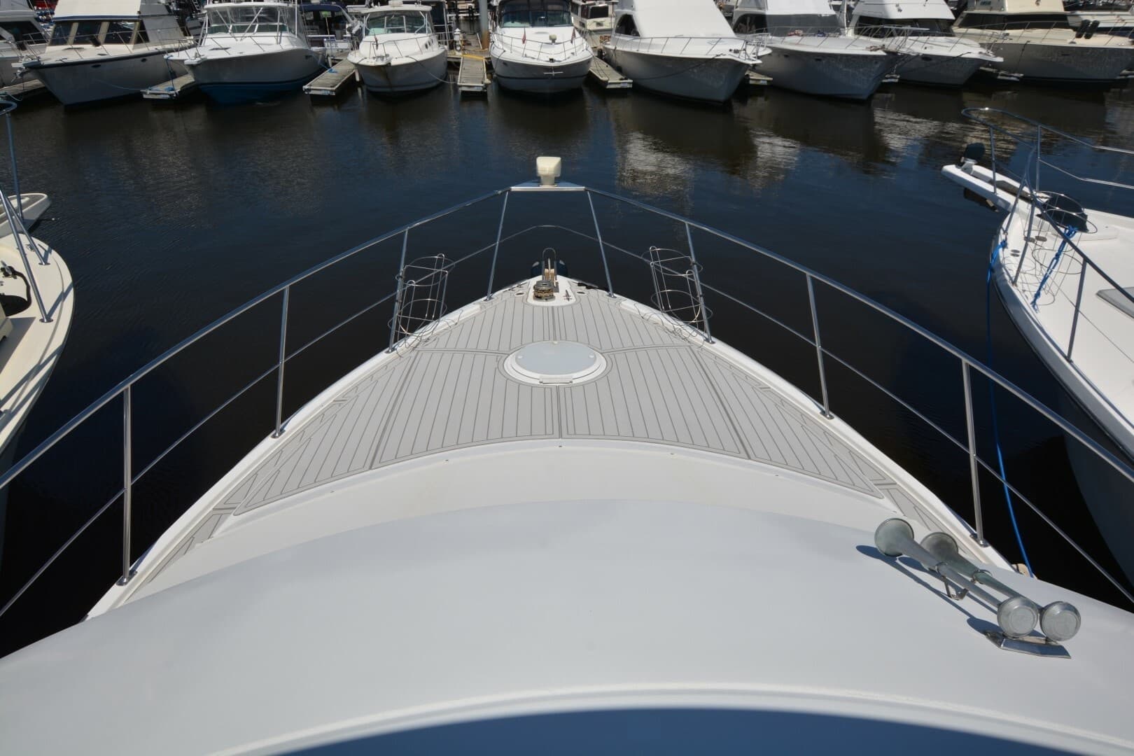 2000 Carver 504 Cockpit Motoryacht