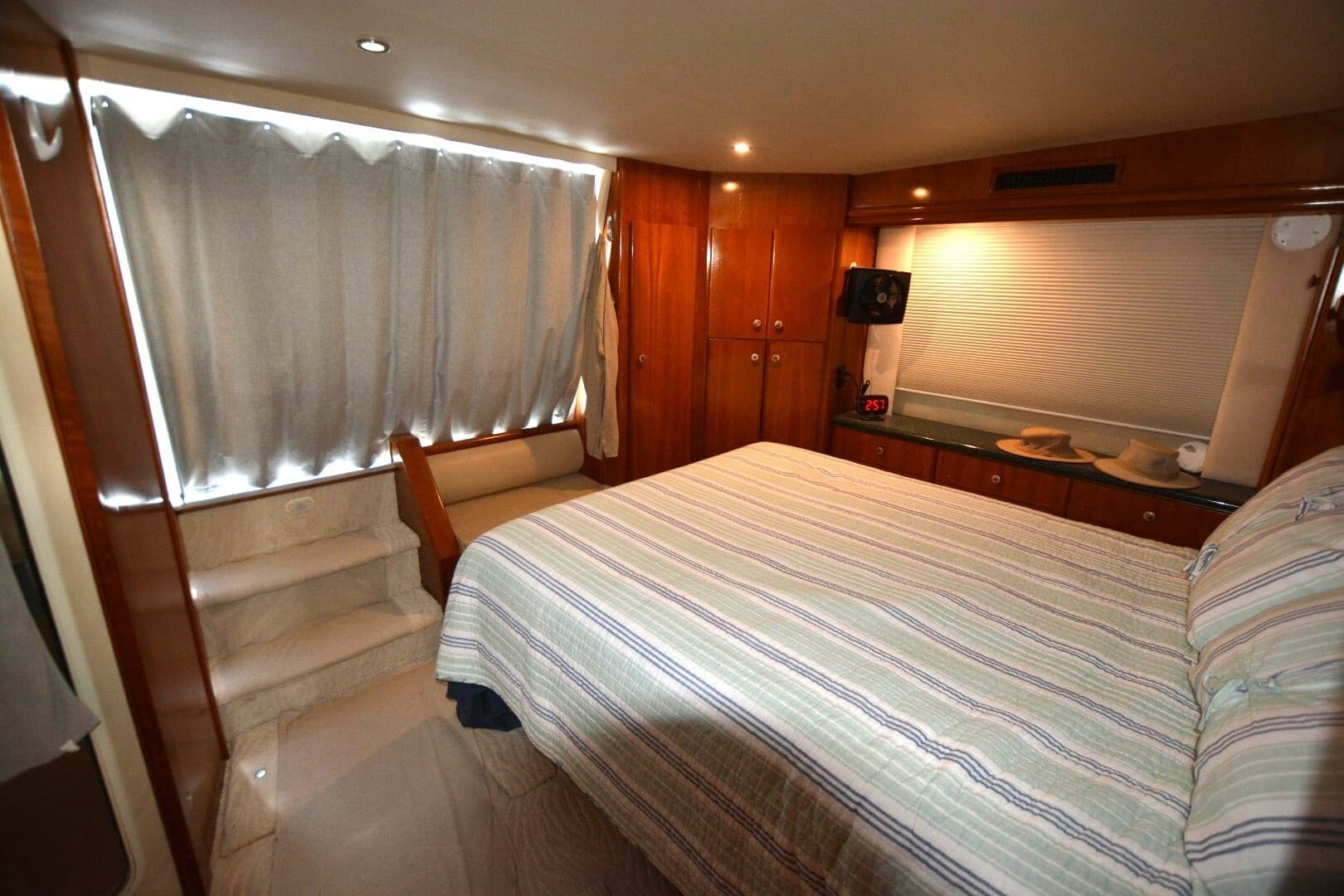 2000 Carver 504 Cockpit Motoryacht