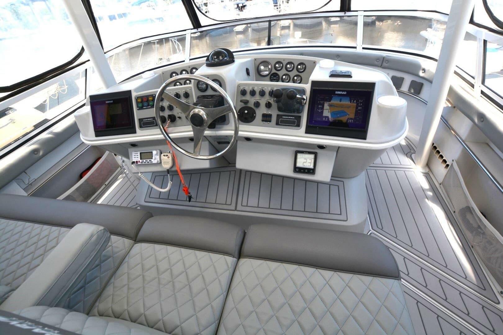 2000 Carver 504 Cockpit Motoryacht