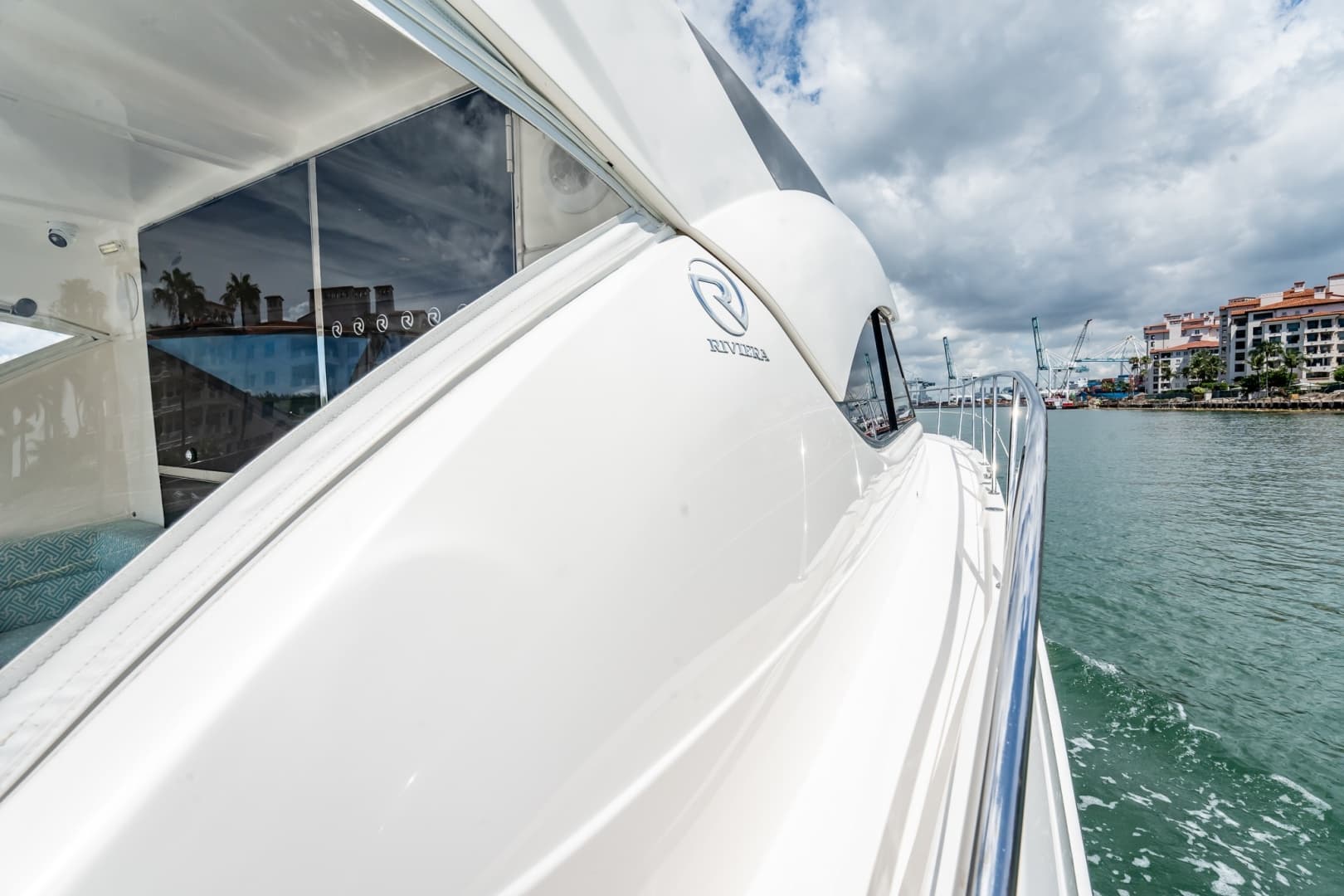 2016 Riviera 5000 Sport Yacht