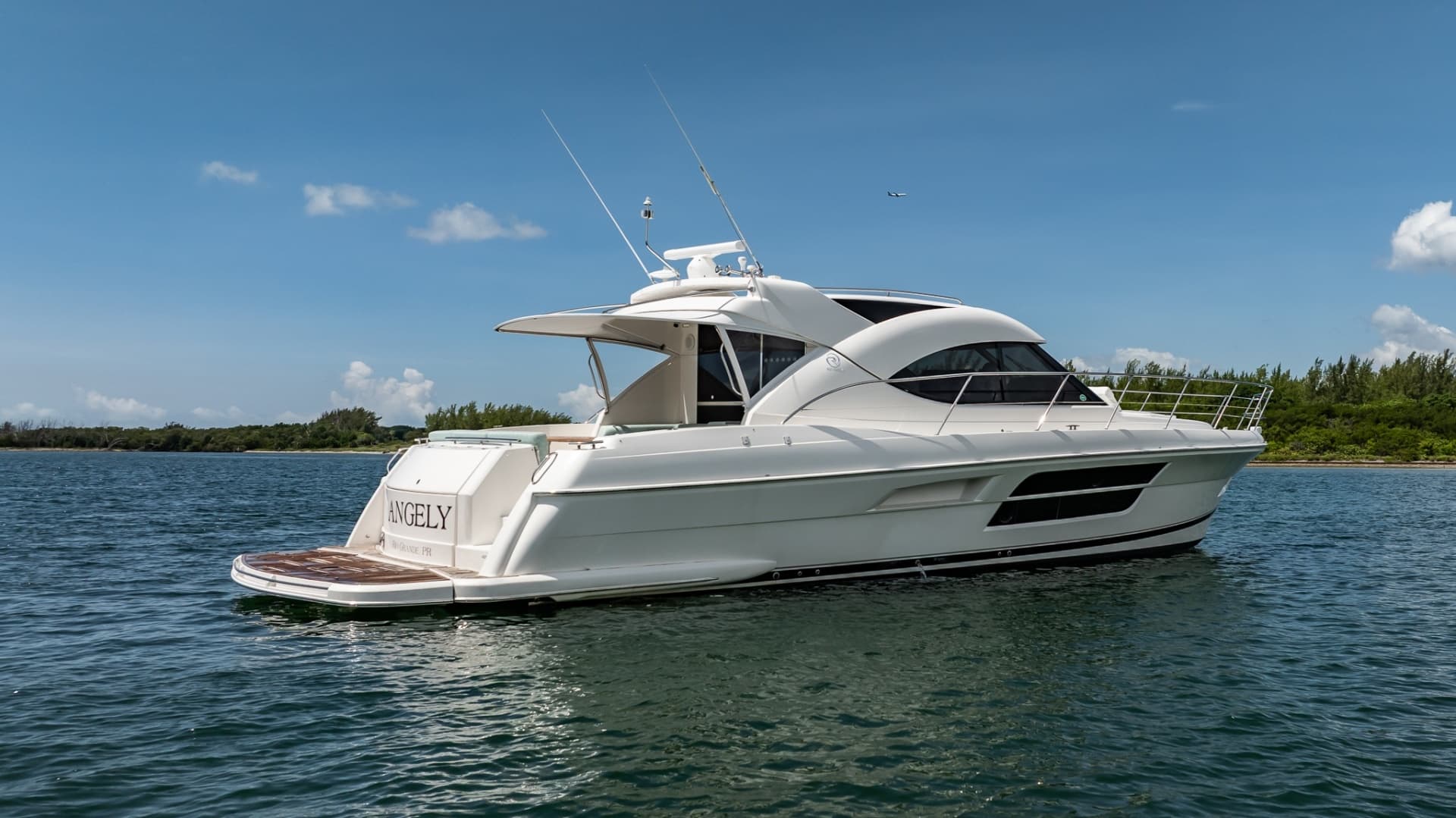 2016 Riviera 5000 Sport Yacht