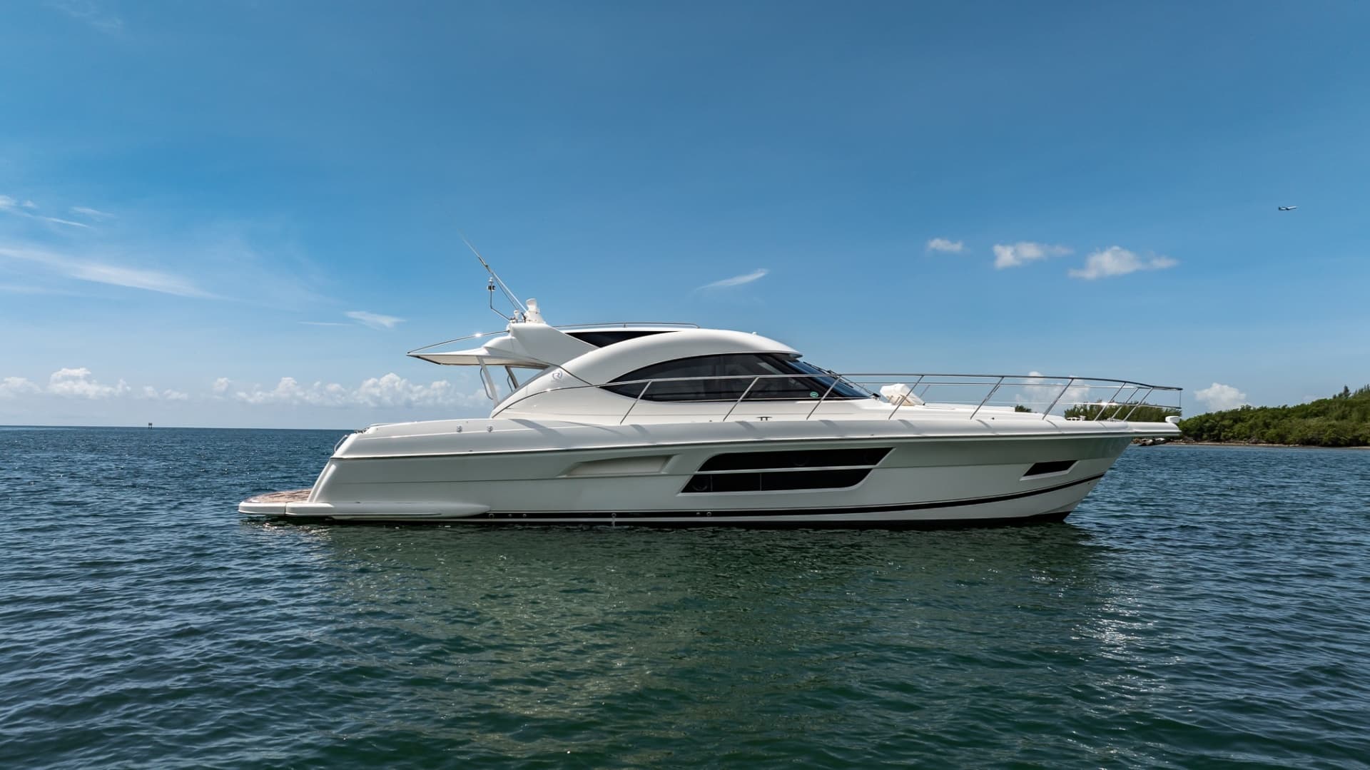 2016 Riviera 5000 Sport Yacht