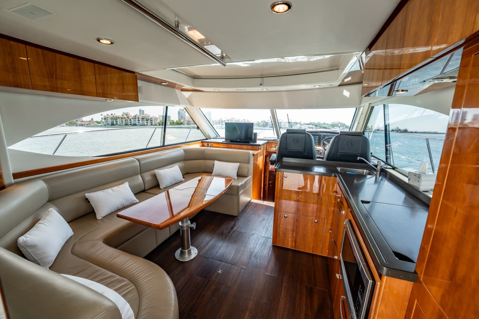 2016 Riviera 5000 Sport Yacht