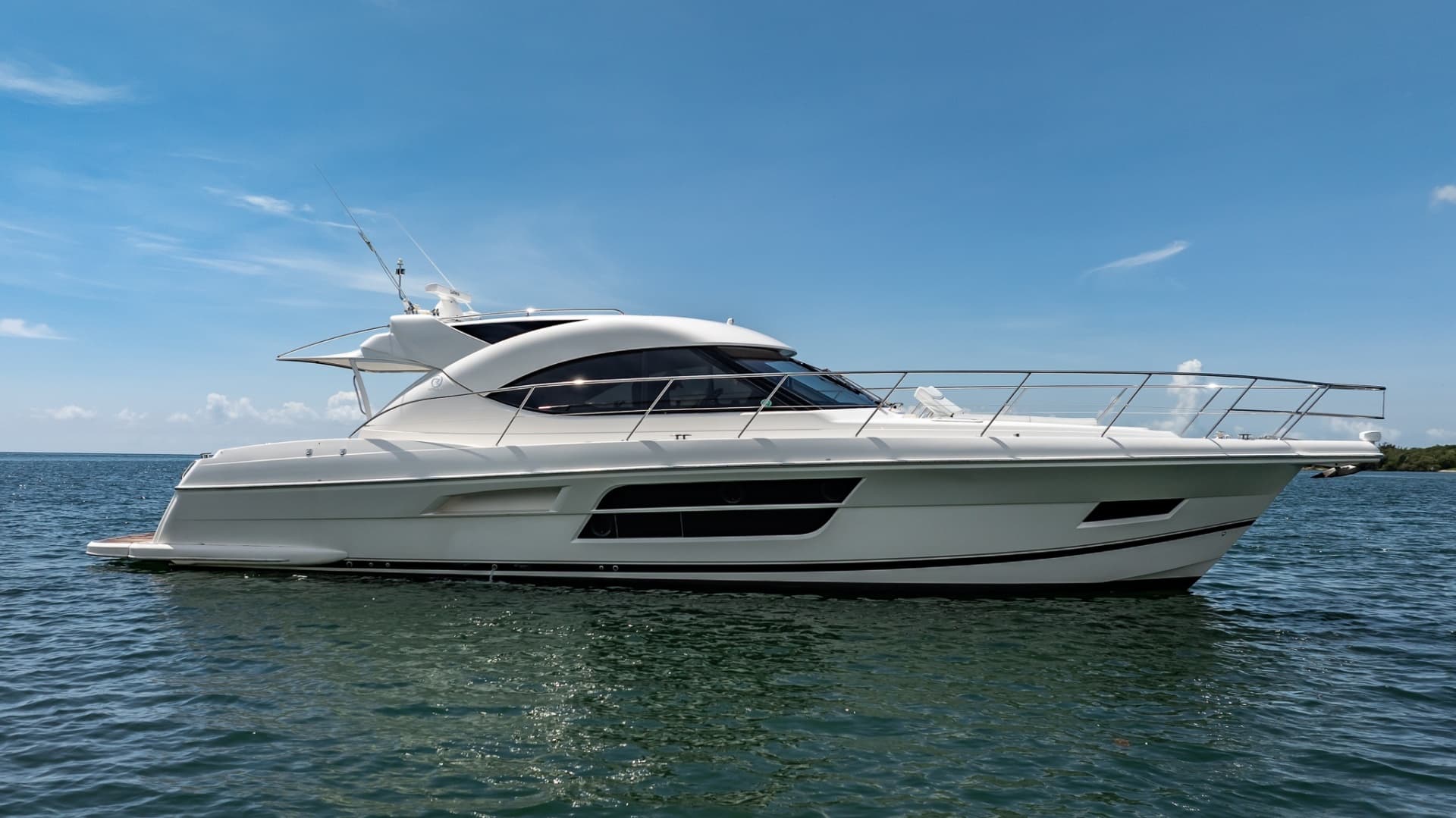 2016 Riviera 5000 Sport Yacht