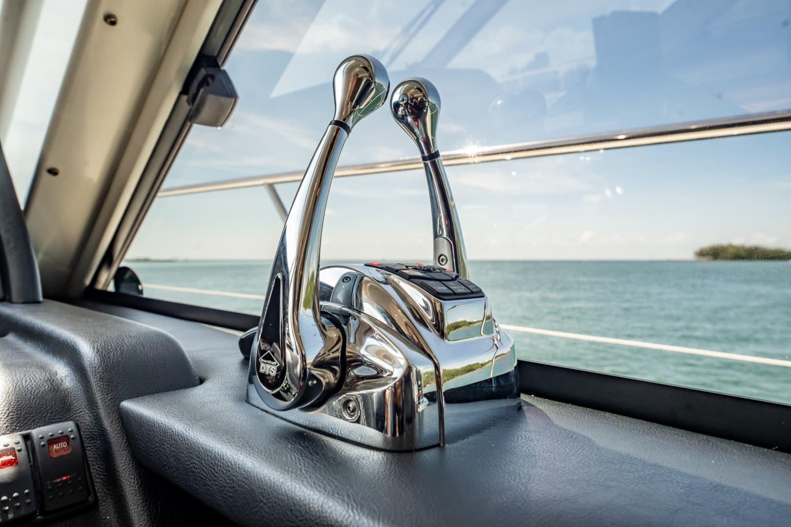 2016 Riviera 5000 Sport Yacht