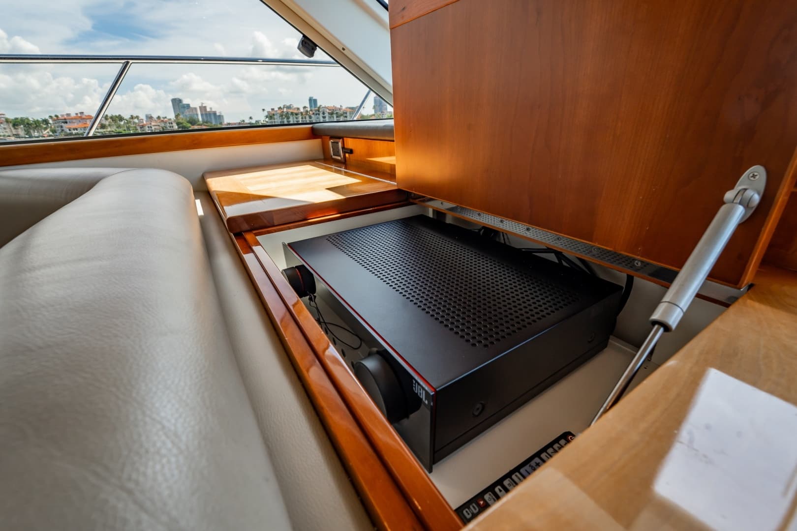 2016 Riviera 5000 Sport Yacht