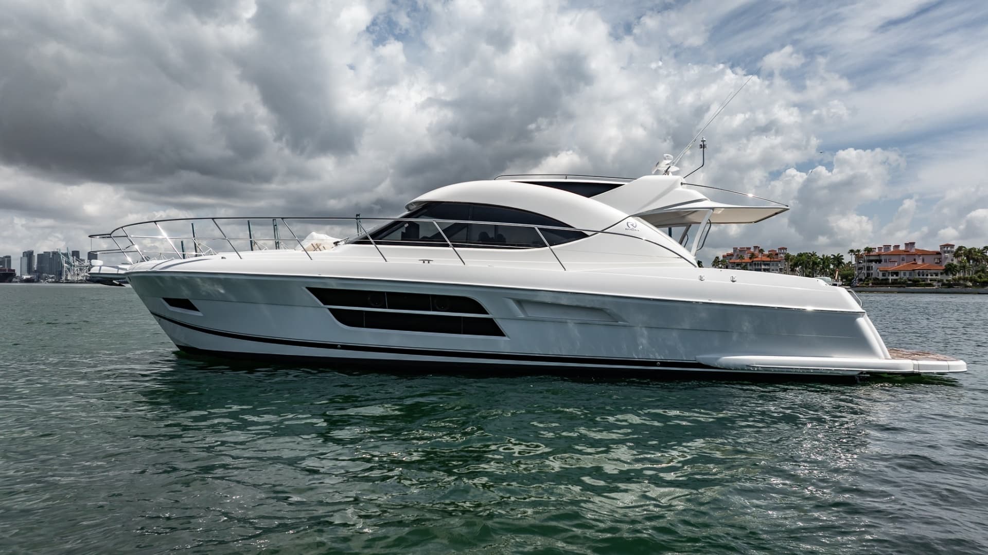 2016 Riviera 5000 Sport Yacht