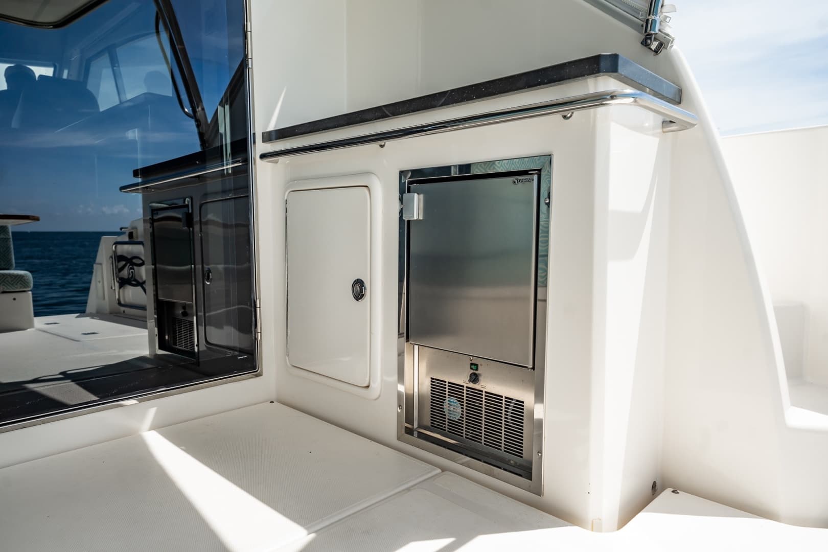 2016 Riviera 5000 Sport Yacht