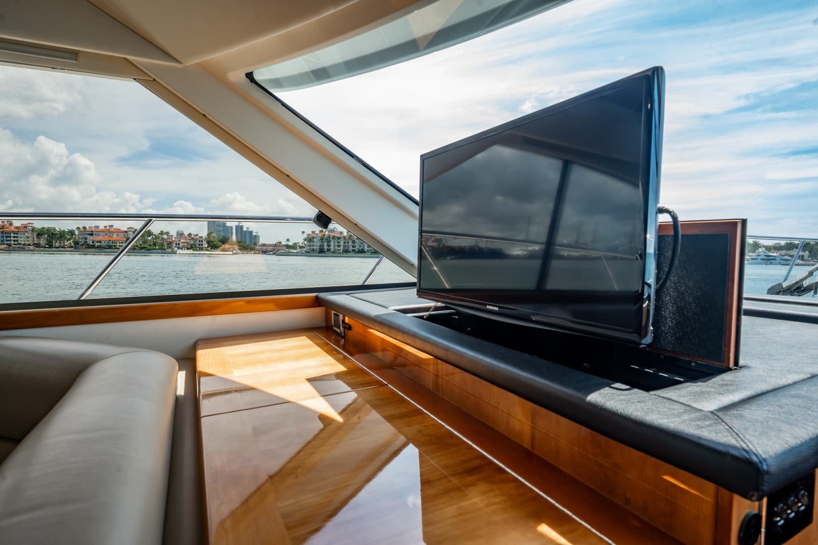 2016 Riviera 5000 Sport Yacht