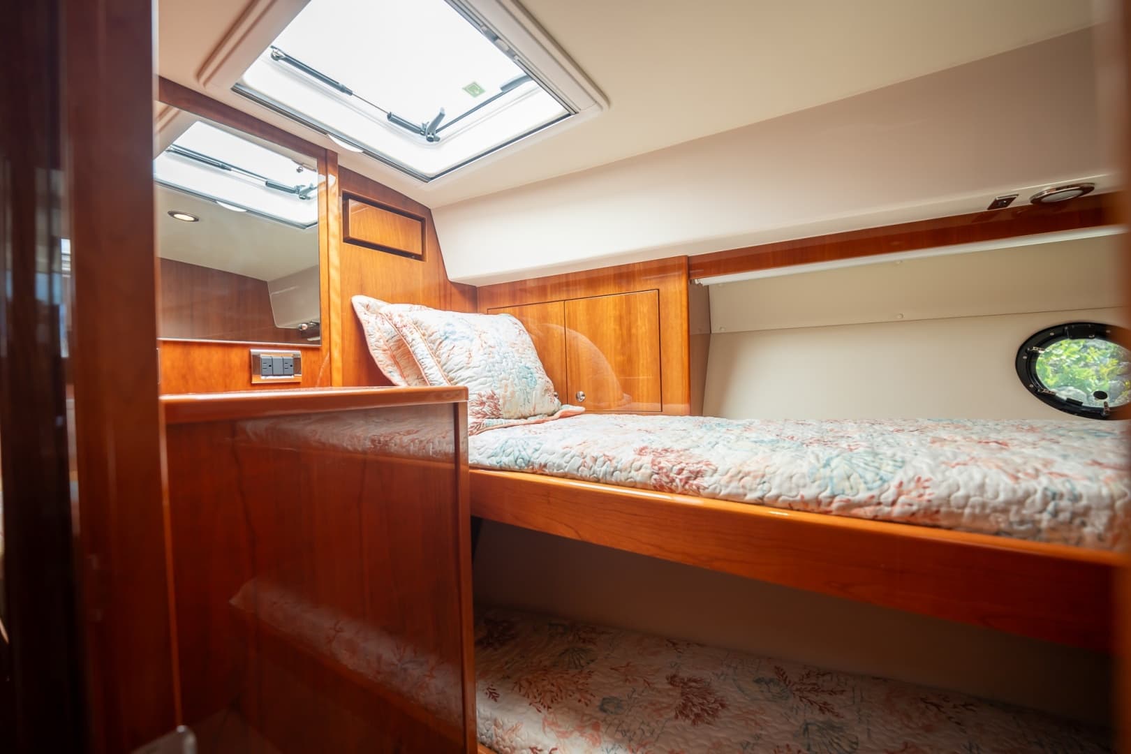 2016 Riviera 5000 Sport Yacht