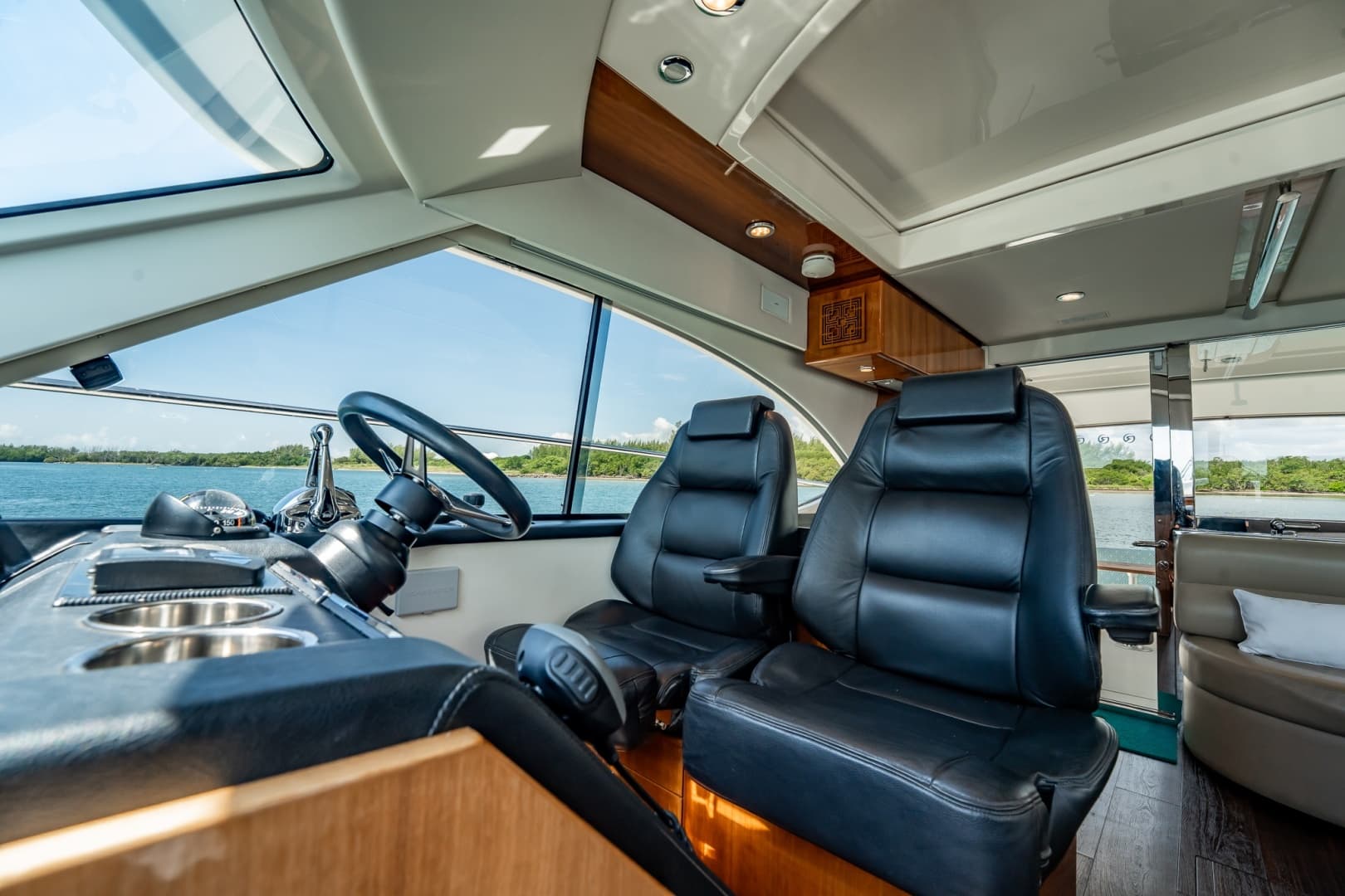 2016 Riviera 5000 Sport Yacht