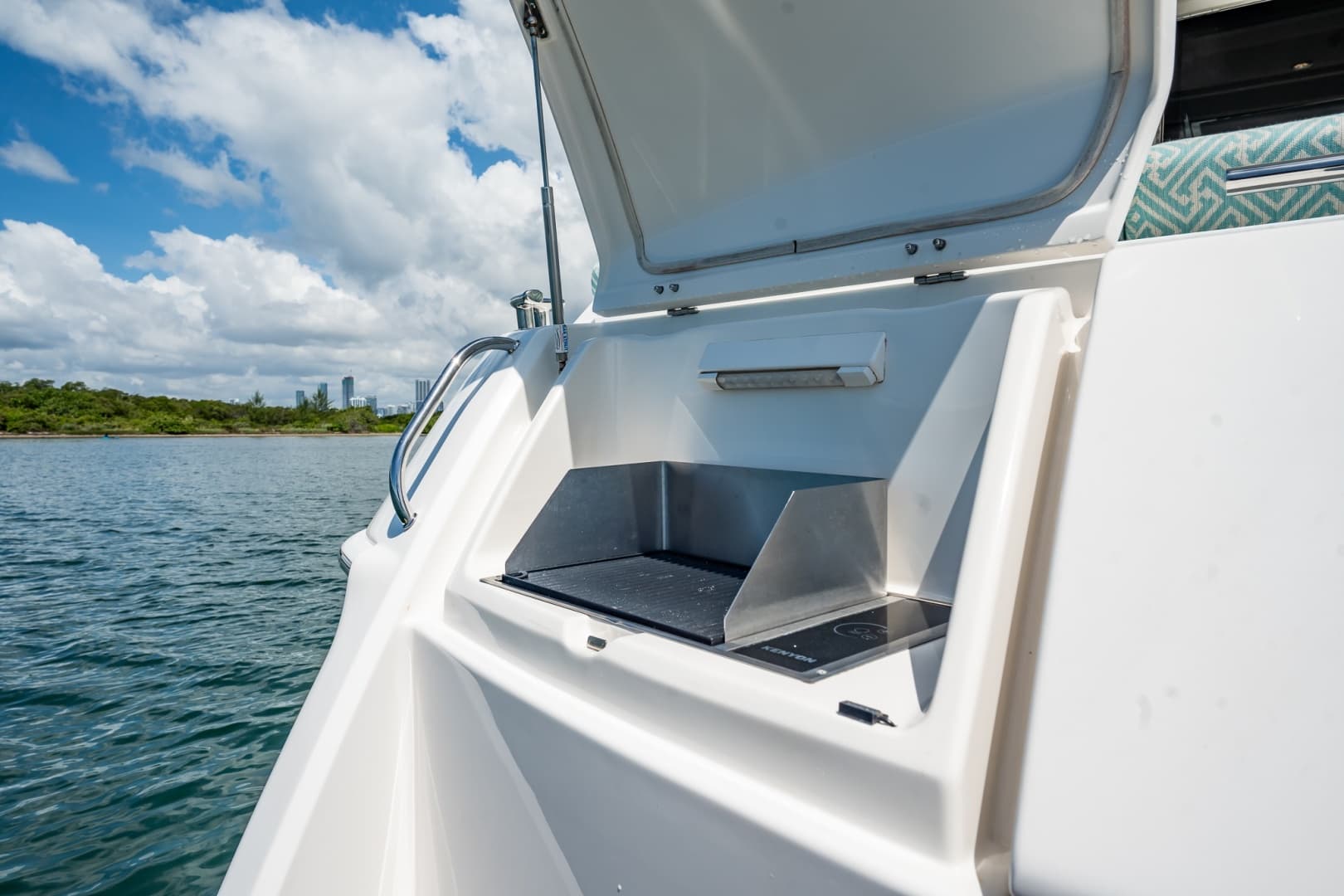 2016 Riviera 5000 Sport Yacht