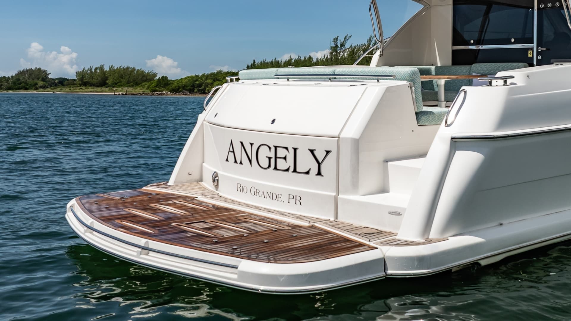 2016 Riviera 5000 Sport Yacht