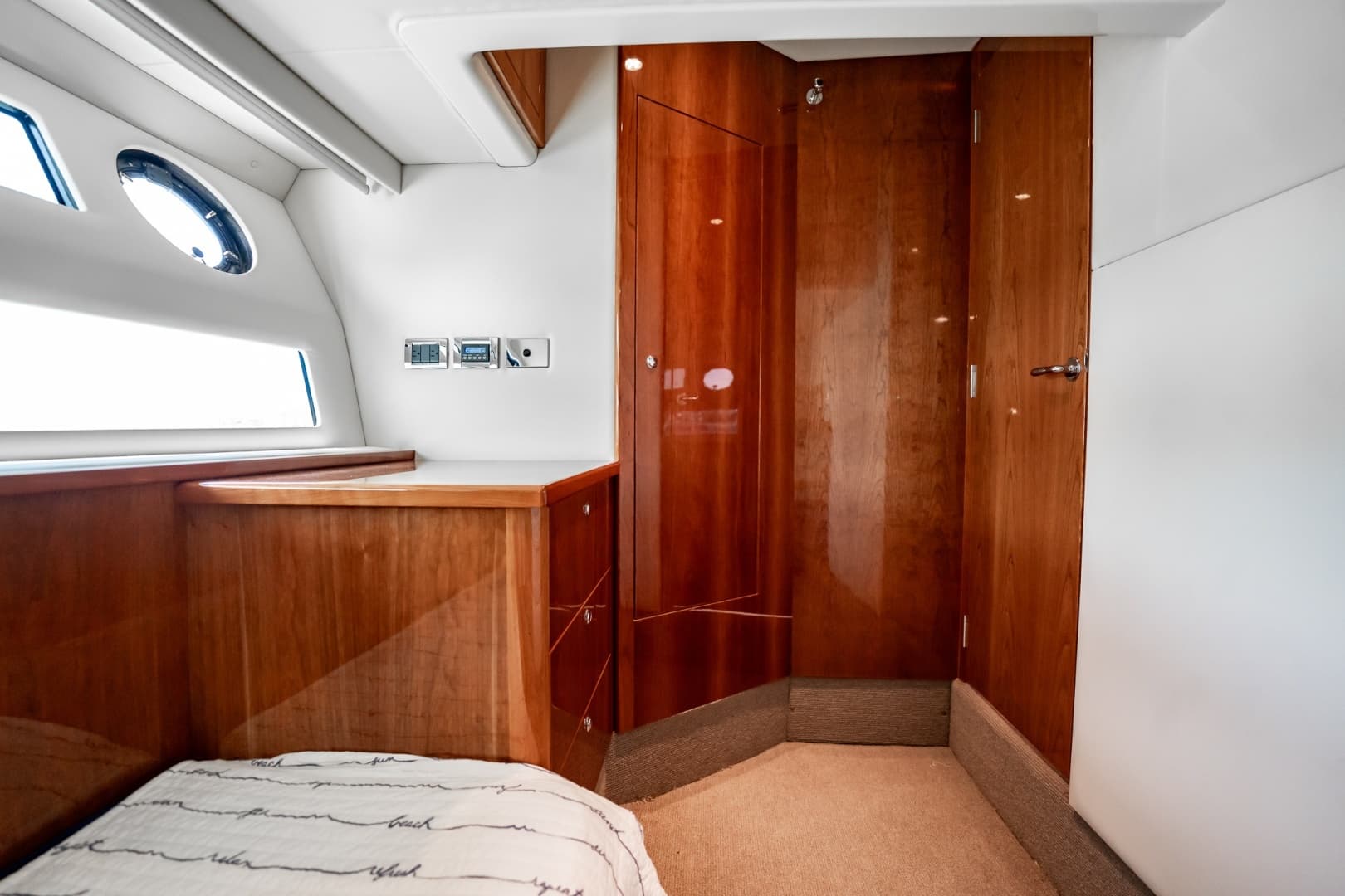 2016 Riviera 5000 Sport Yacht