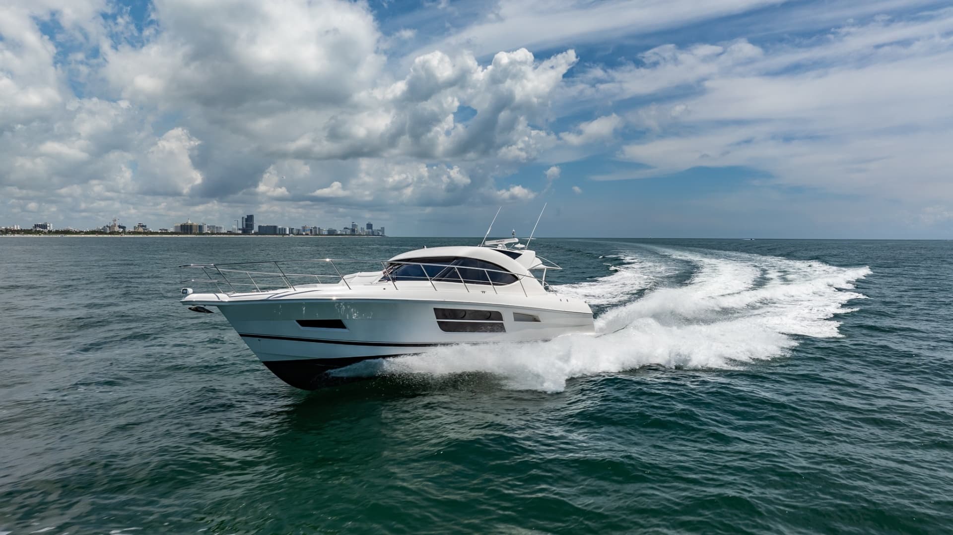 2016 Riviera 5000 Sport Yacht