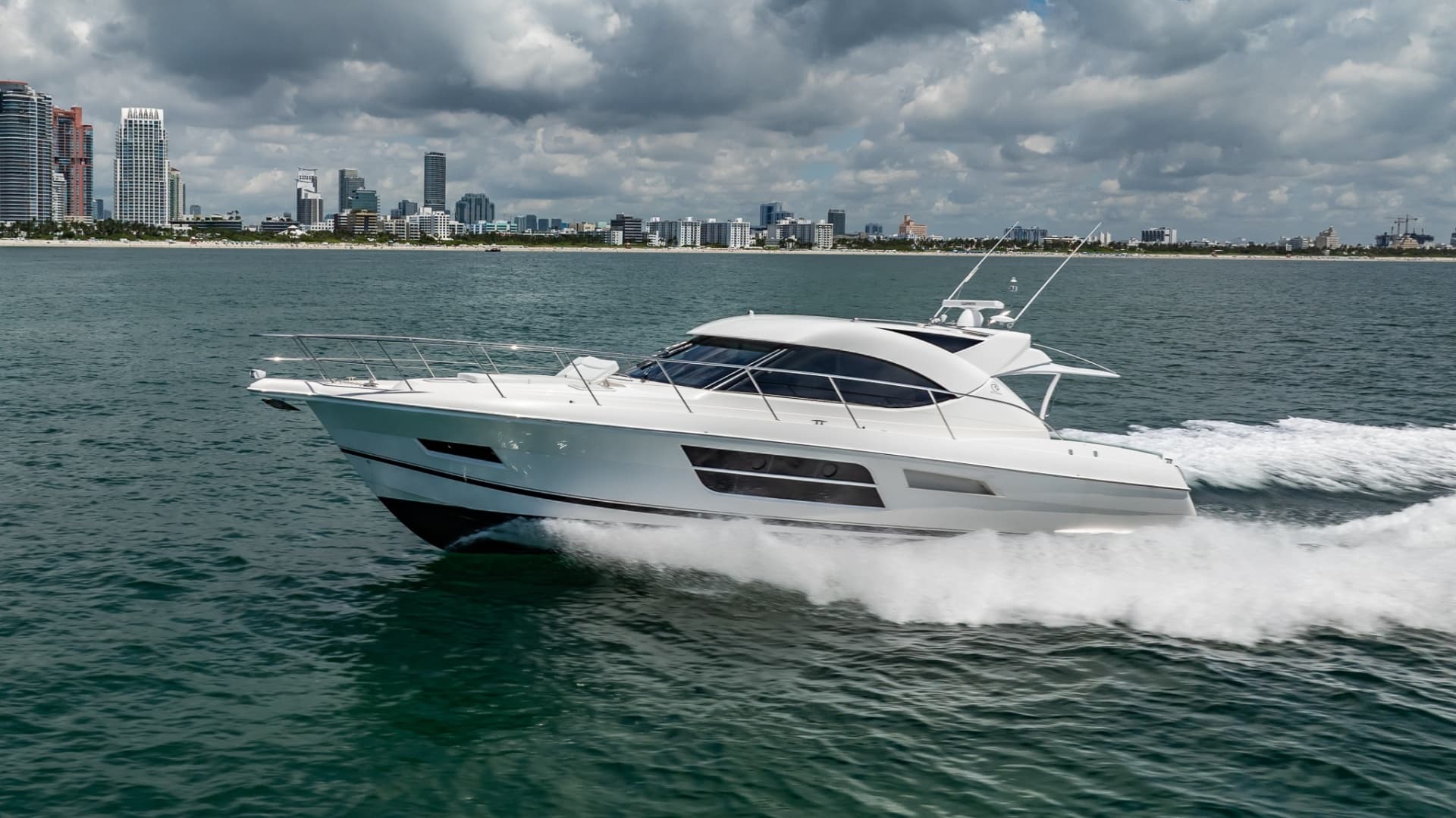 2016 Riviera 5000 Sport Yacht