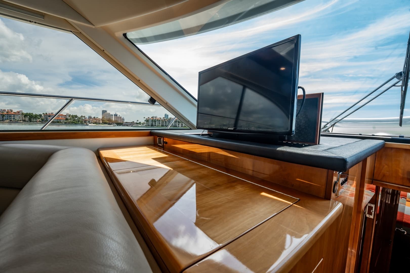 2016 Riviera 5000 Sport Yacht