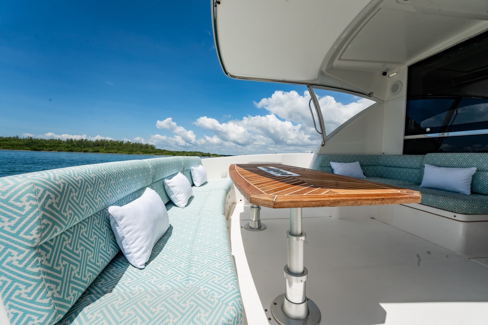 2016 Riviera 5000 Sport Yacht