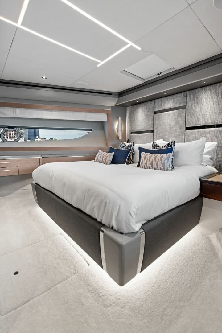 2026 Sunseeker 88 Yacht