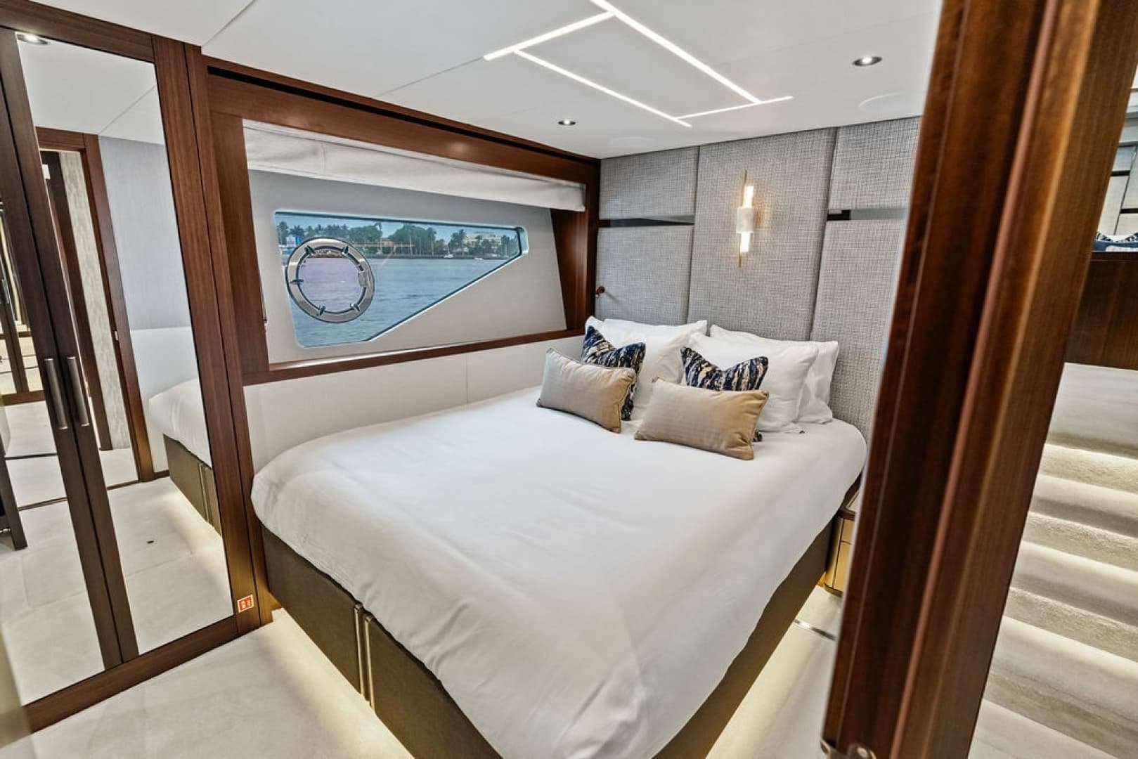 2026 Sunseeker 88 Yacht