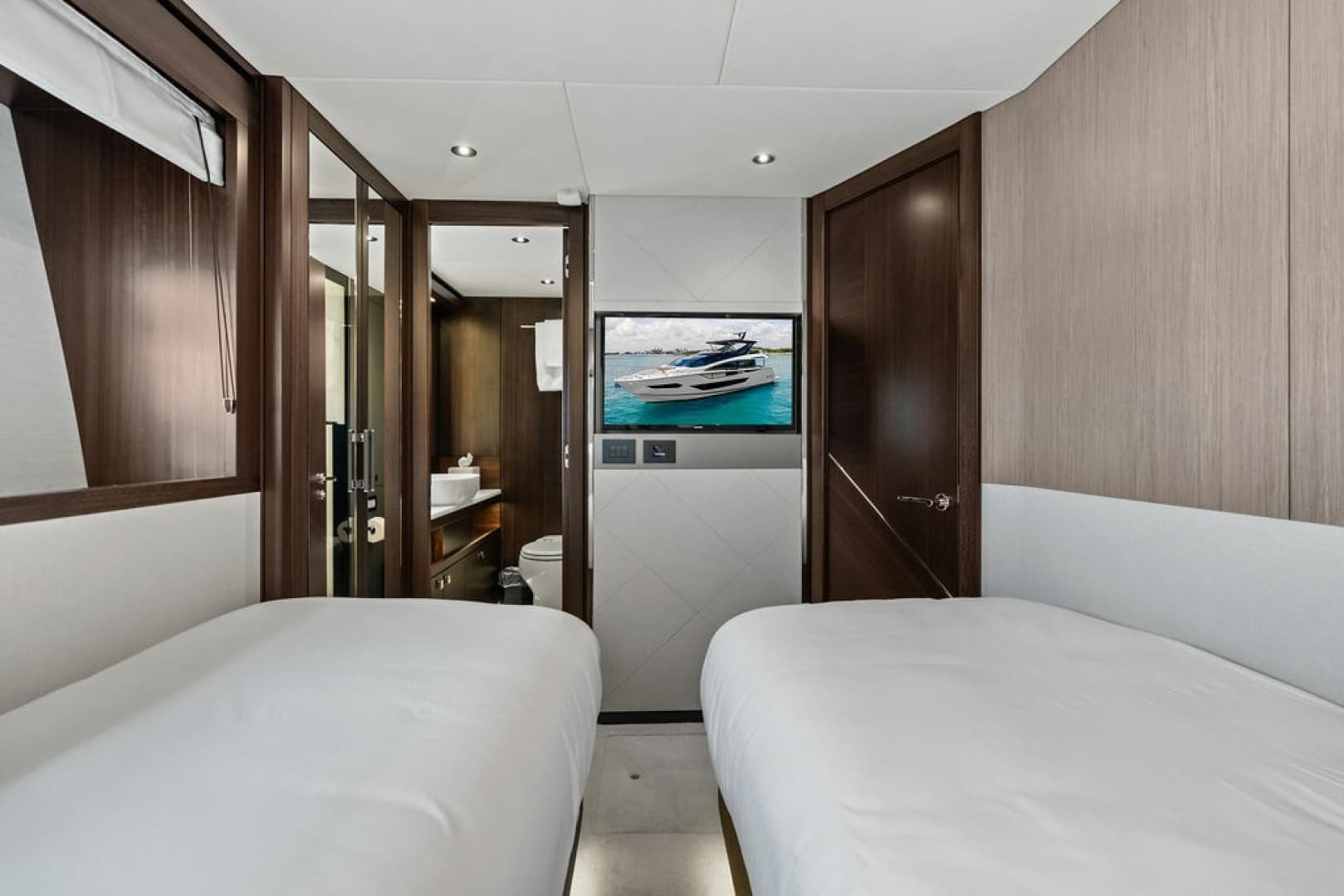 2026 Sunseeker 88 Yacht