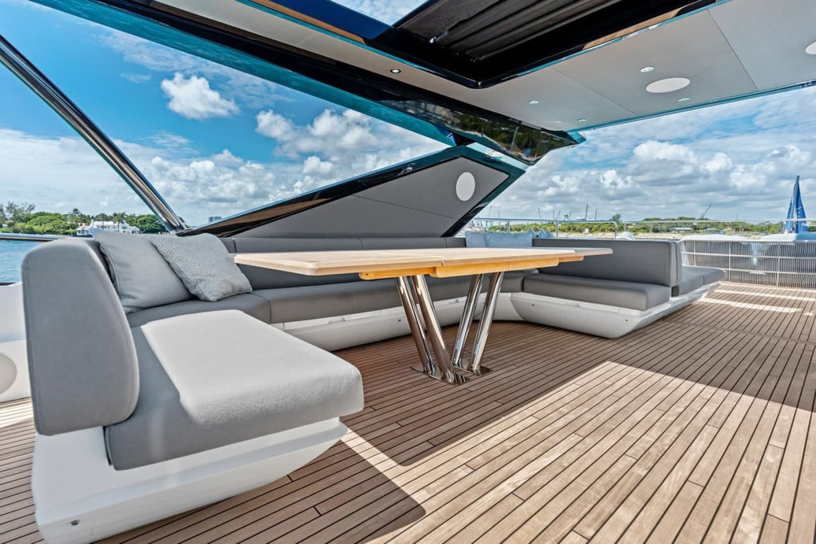 2026 Sunseeker 88 Yacht