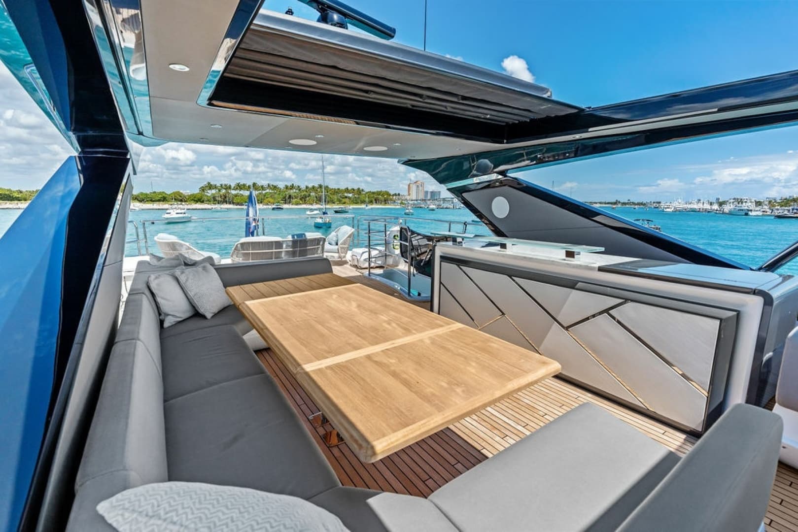 2026 Sunseeker 88 Yacht