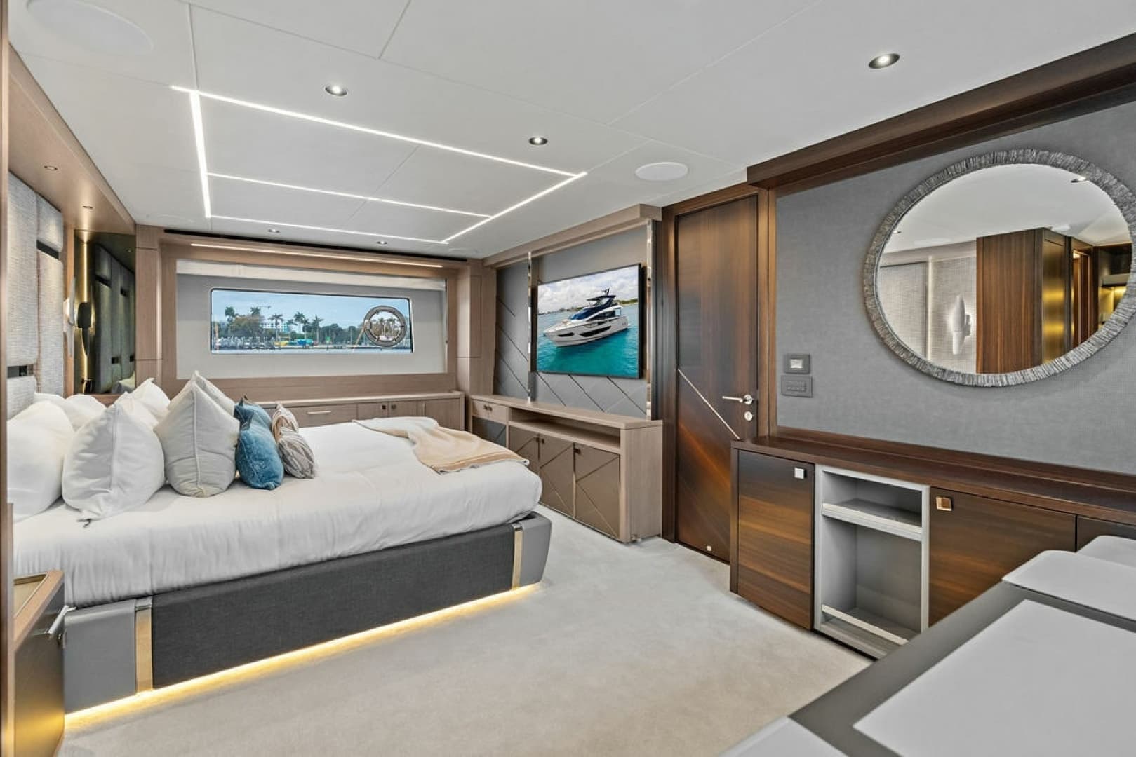 2026 Sunseeker 88 Yacht