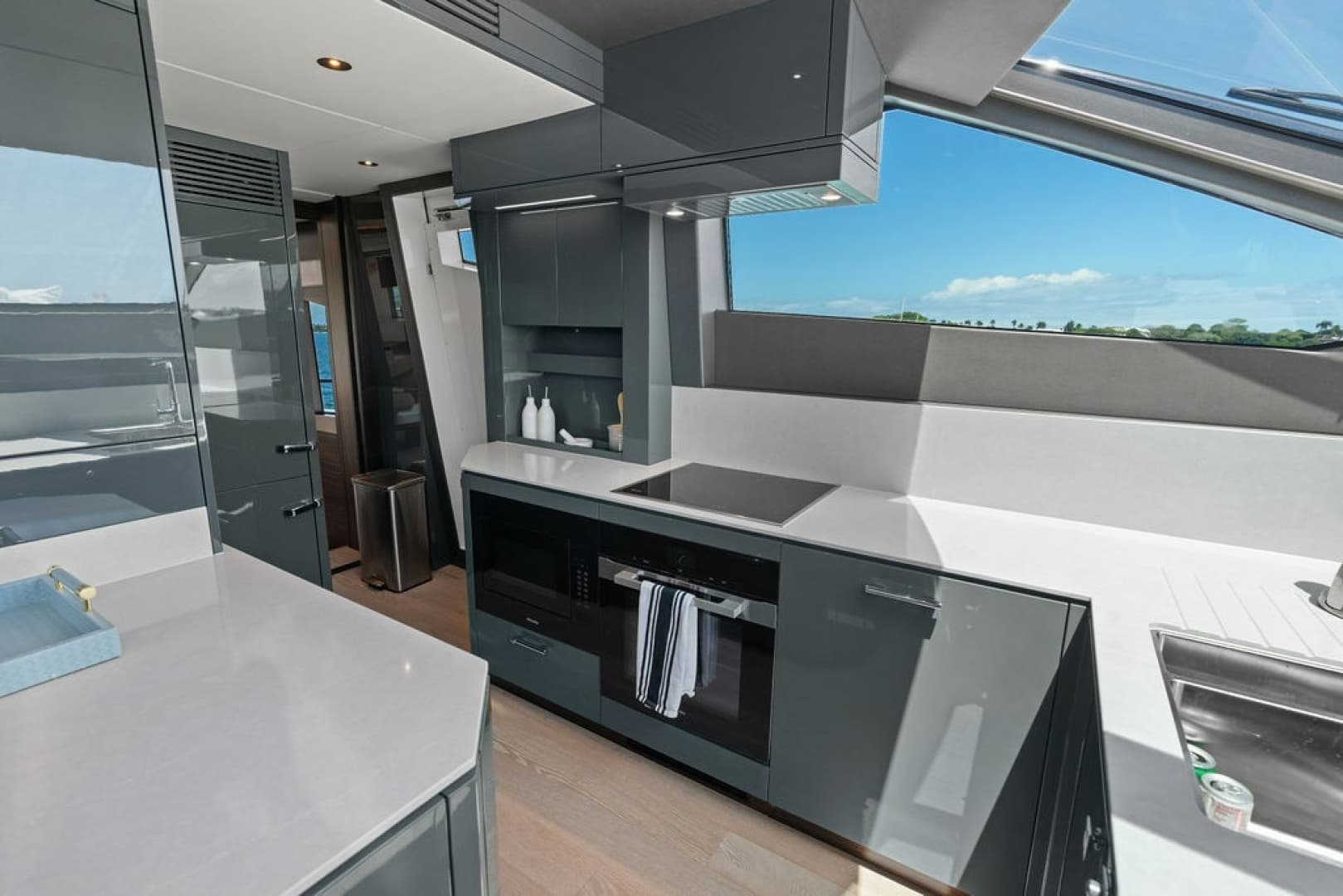 2026 Sunseeker 88 Yacht