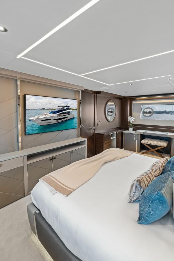 2026 Sunseeker 88 Yacht