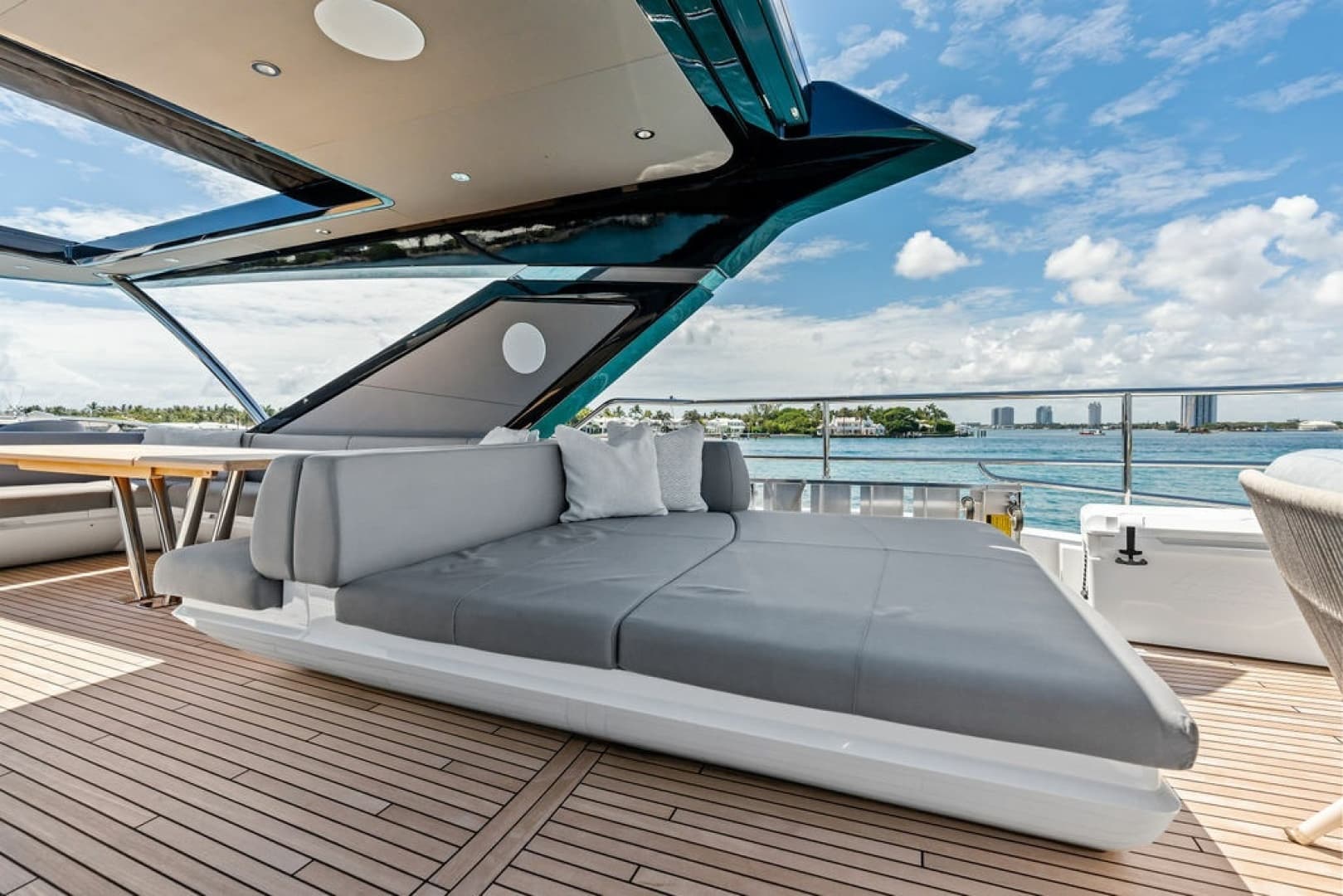 2026 Sunseeker 88 Yacht