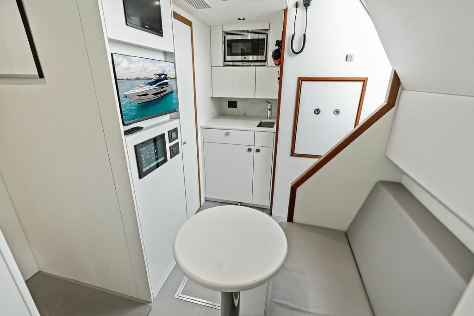 2026 Sunseeker 88 Yacht