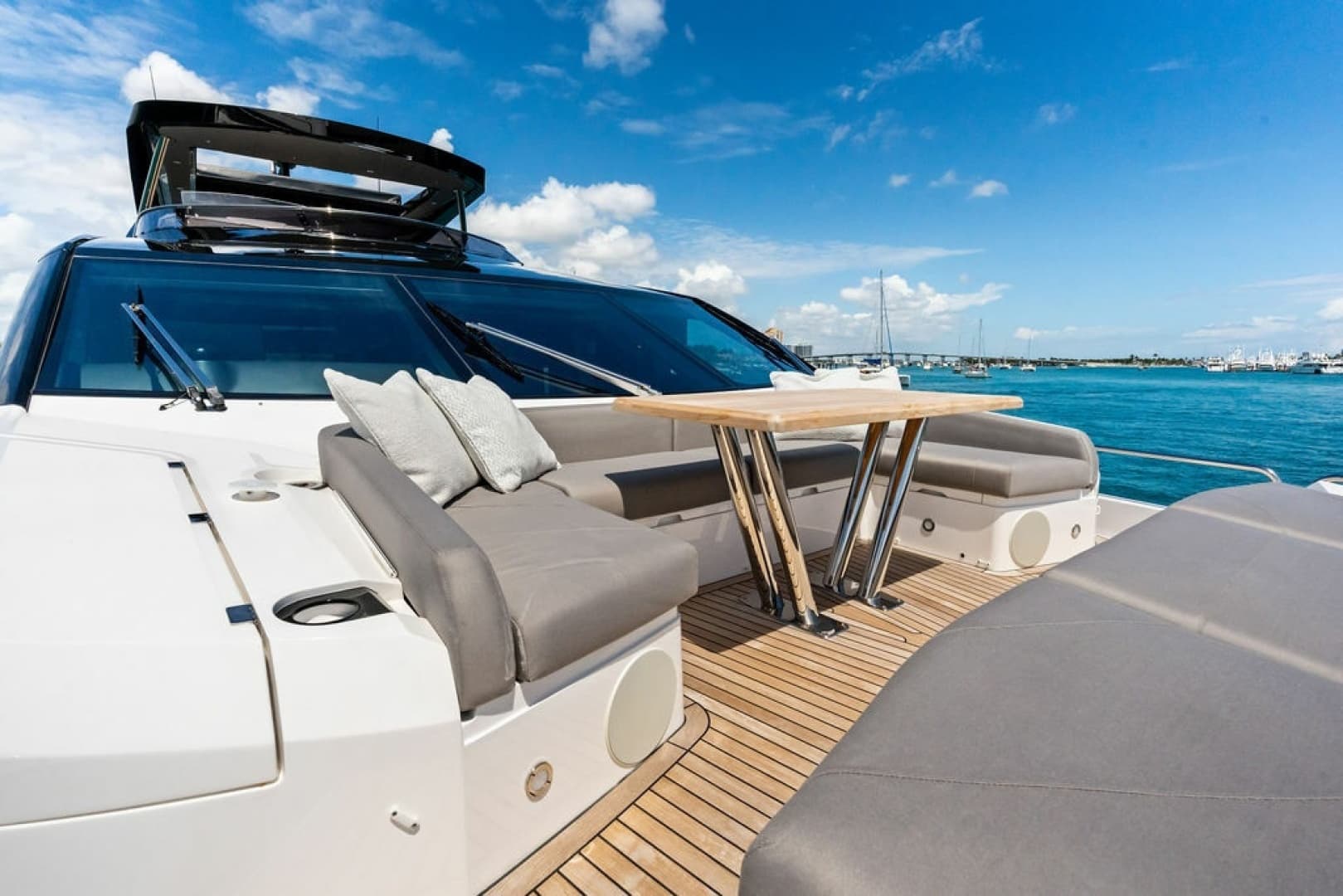 2026 Sunseeker 88 Yacht