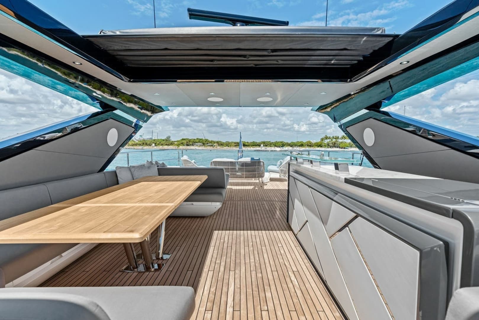 2026 Sunseeker 88 Yacht
