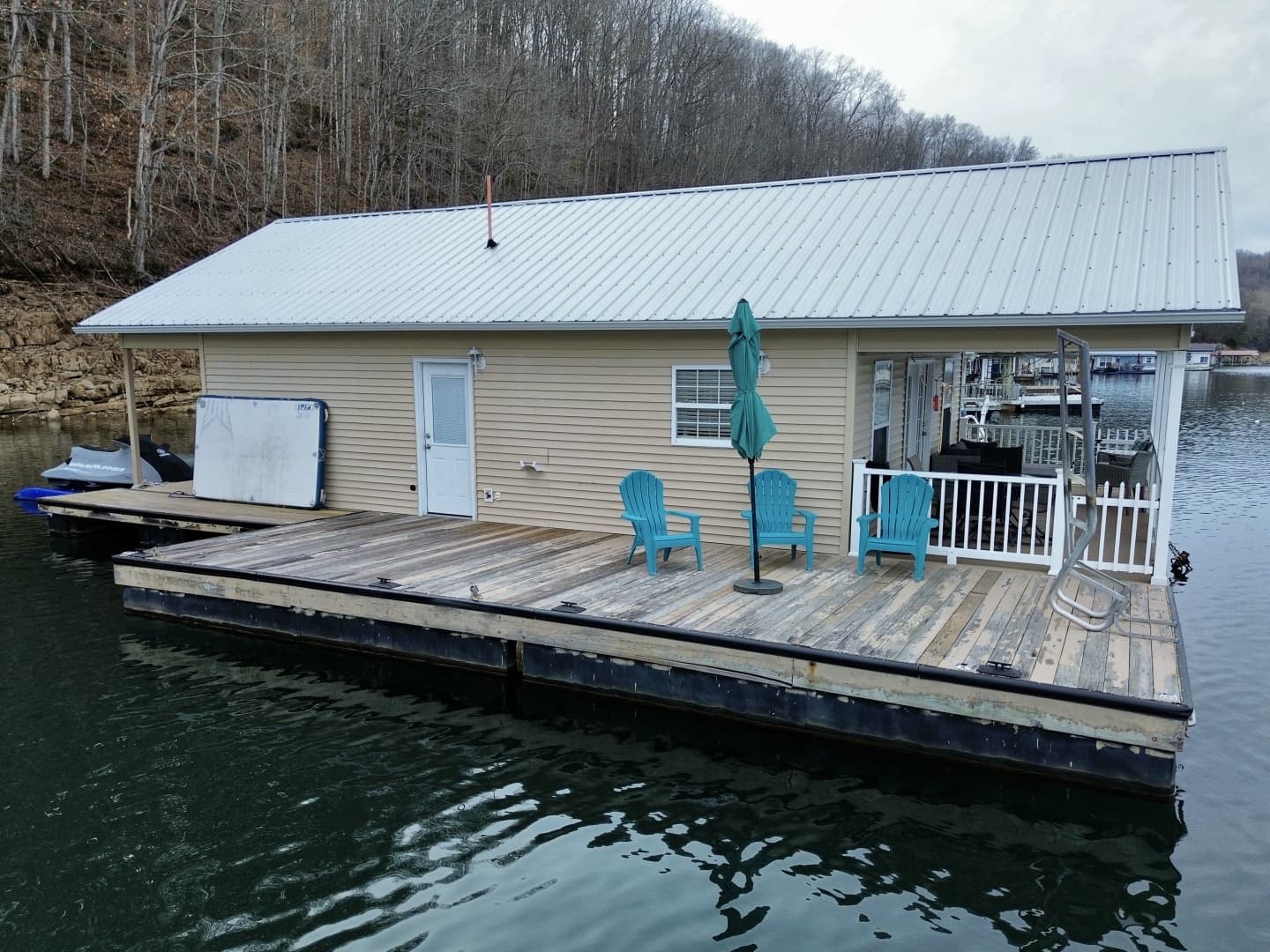 2002 Custom 23 x 31 Floating Cabin - Approx 729sqft
