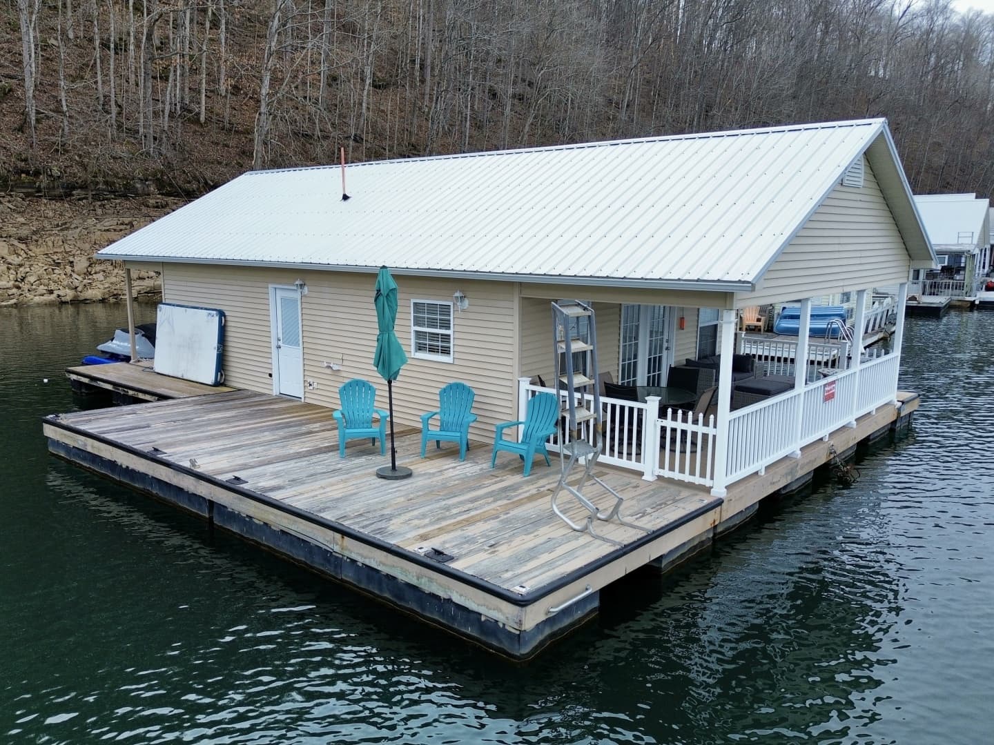 2002 Custom 23 x 31 Floating Cabin - Approx 729sqft
