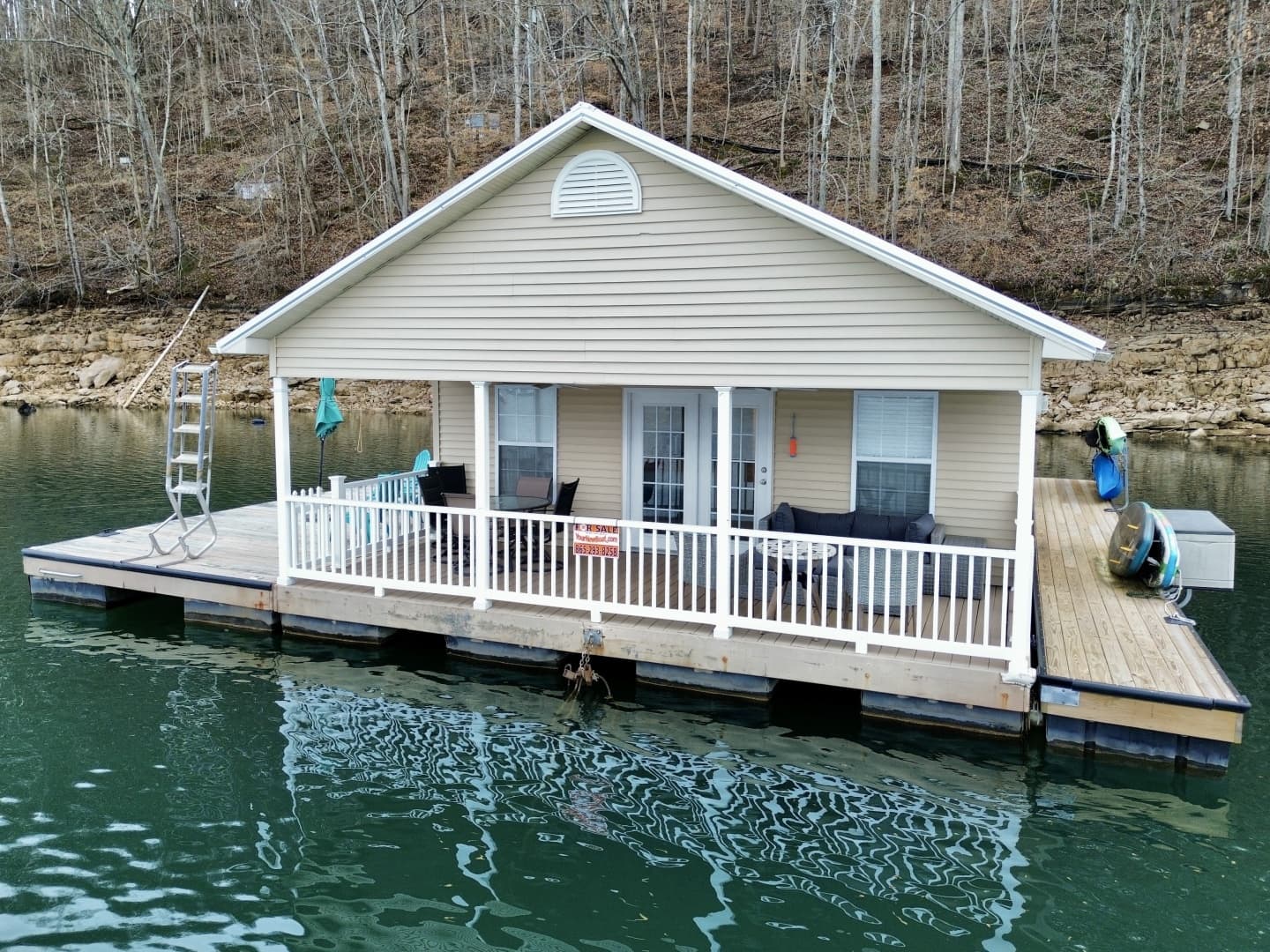 2002 Custom 23 x 31 Floating Cabin - Approx 729sqft