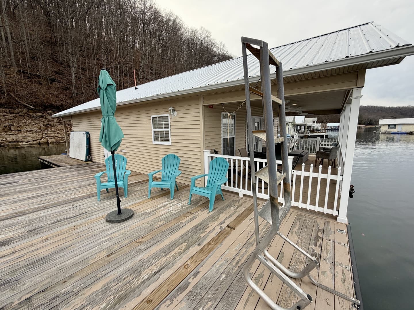 2002 Custom 23 x 31 Floating Cabin - Approx 729sqft
