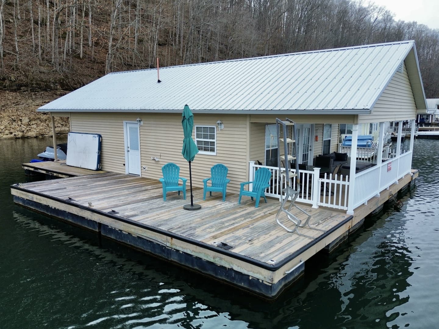 2002 Custom 23 x 31 Floating Cabin - Approx 729sqft
