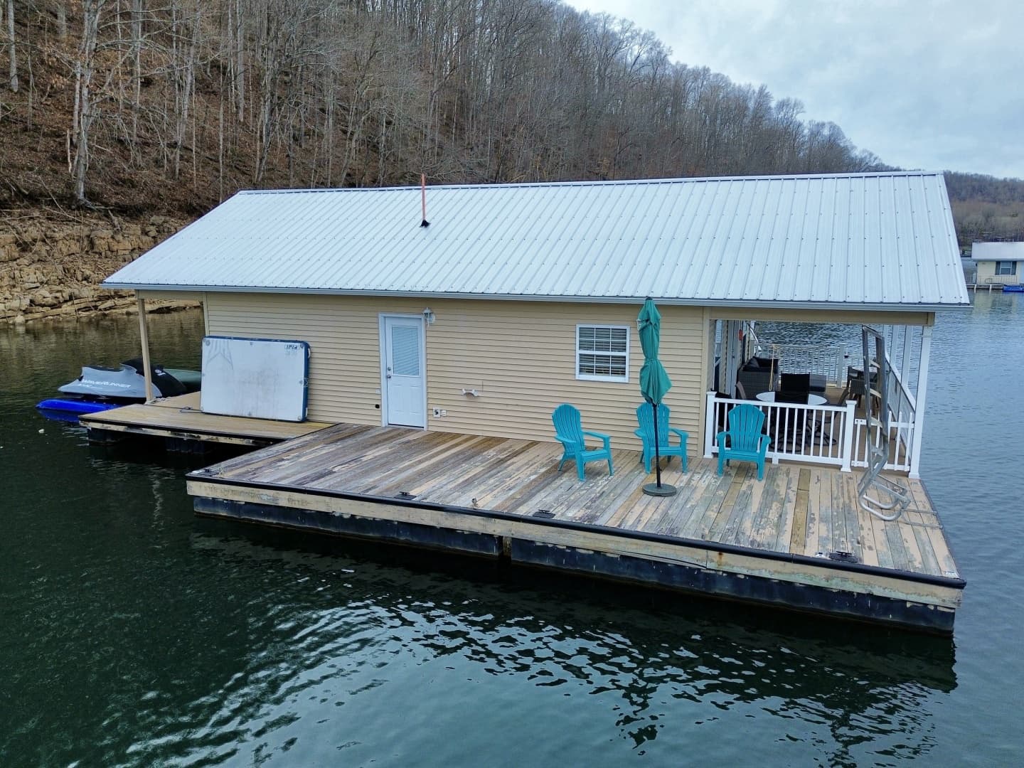 2002 Custom 23 x 31 Floating Cabin - Approx 729sqft