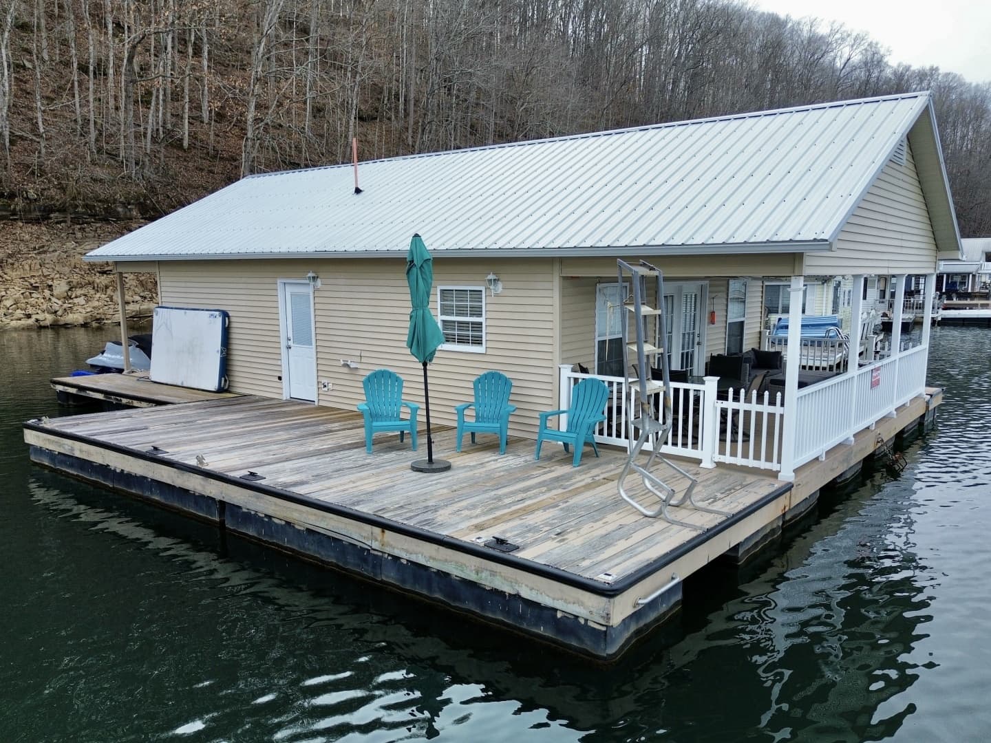 2002 Custom 23 x 31 Floating Cabin - Approx 729sqft